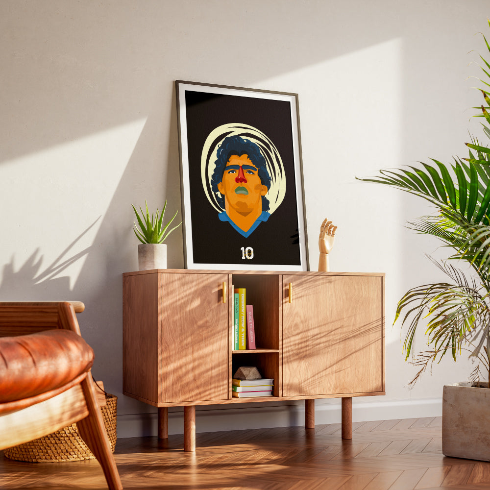 Poster artistico dedicato a Diego Armando Maradona con ritratto illustrato, numero 10 e colori ispirati a Napoli e al calcio napoletano.