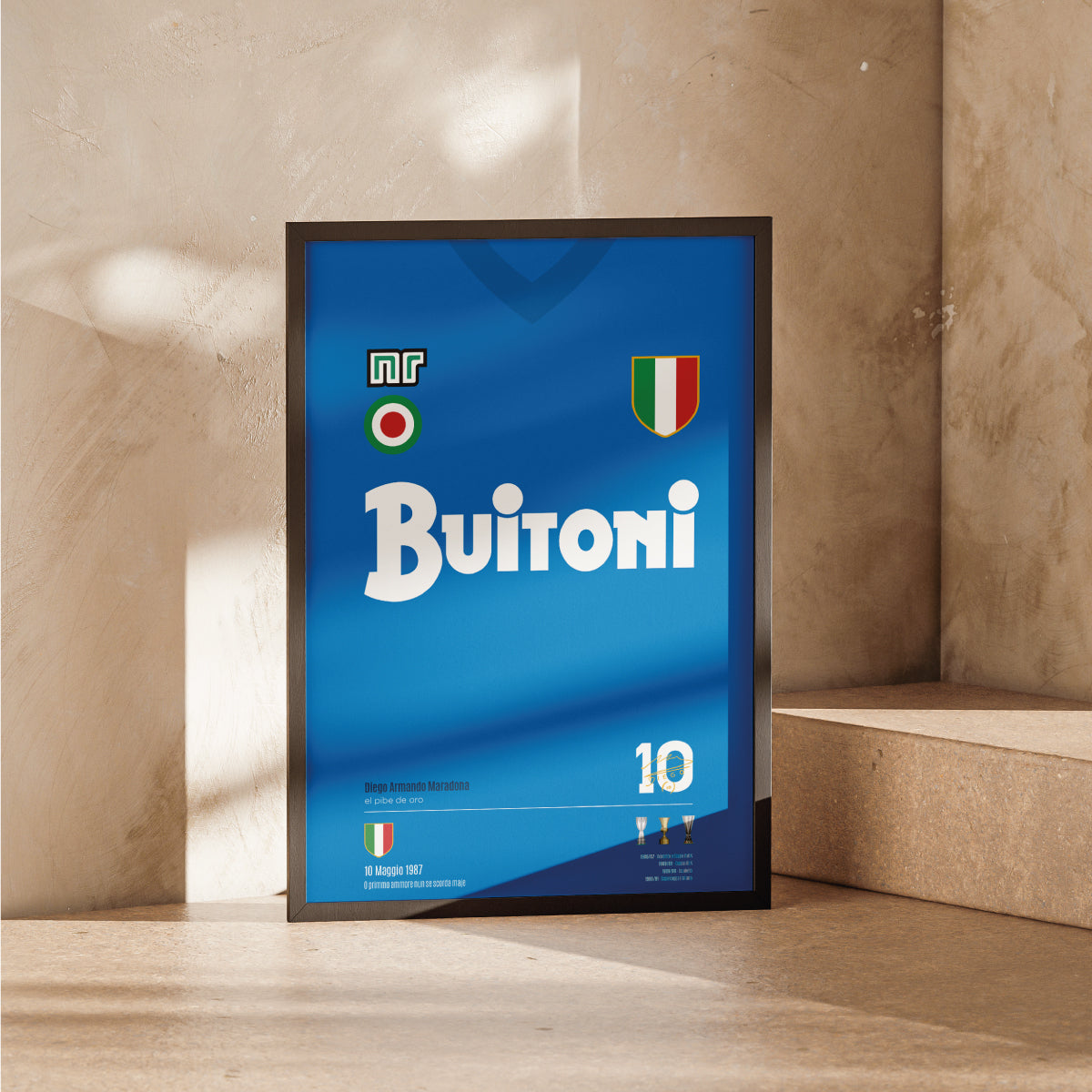 Poster grafico con la maglia storica del Napoli Buitoni 1987, omaggio a Maradona e al primo scudetto partenopeo, in stile vintage sportivo.