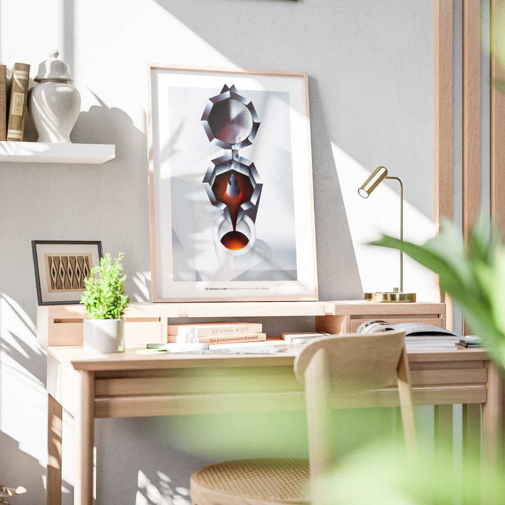 Il poster mostra una composizione artistica e geometrica ispirata alla moka napoletana vista dall alto. Nella parte superiore si distingue il coperchio circolare, seguito dalla camera intermedia in cui il caffe sale, raffigurata con sfumature scure e calde. Al centro si vede il getto di caffe che scorre verso il basso, fino a riempire una tazzina bianca posta in primo piano. Il design utilizza forme sfaccettate, ombre nette e contrasti cromatici tra il bianco dello sfondo e il rosso-bruno del caffe, evocand