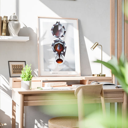 Il poster mostra una composizione artistica e geometrica ispirata alla moka napoletana vista dall alto. Nella parte superiore si distingue il coperchio circolare, seguito dalla camera intermedia in cui il caffe sale, raffigurata con sfumature scure e calde. Al centro si vede il getto di caffe che scorre verso il basso, fino a riempire una tazzina bianca posta in primo piano. Il design utilizza forme sfaccettate, ombre nette e contrasti cromatici tra il bianco dello sfondo e il rosso-bruno del caffe, evocand