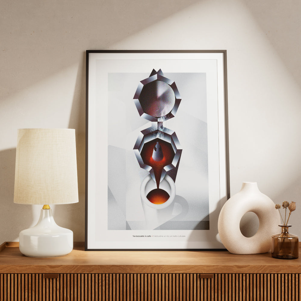 Il poster mostra una composizione artistica e geometrica ispirata alla moka napoletana vista dall alto. Nella parte superiore si distingue il coperchio circolare, seguito dalla camera intermedia in cui il caffe sale, raffigurata con sfumature scure e calde. Al centro si vede il getto di caffe che scorre verso il basso, fino a riempire una tazzina bianca posta in primo piano. Il design utilizza forme sfaccettate, ombre nette e contrasti cromatici tra il bianco dello sfondo e il rosso-bruno del caffe, evocand