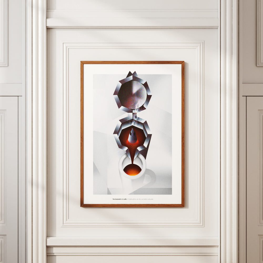 Il poster mostra una composizione artistica e geometrica ispirata alla moka napoletana vista dall alto. Nella parte superiore si distingue il coperchio circolare, seguito dalla camera intermedia in cui il caffe sale, raffigurata con sfumature scure e calde. Al centro si vede il getto di caffe che scorre verso il basso, fino a riempire una tazzina bianca posta in primo piano. Il design utilizza forme sfaccettate, ombre nette e contrasti cromatici tra il bianco dello sfondo e il rosso-bruno del caffe, evocand