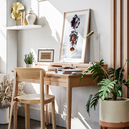 Il poster mostra una composizione artistica e geometrica ispirata alla moka napoletana vista dall alto. Nella parte superiore si distingue il coperchio circolare, seguito dalla camera intermedia in cui il caffe sale, raffigurata con sfumature scure e calde. Al centro si vede il getto di caffe che scorre verso il basso, fino a riempire una tazzina bianca posta in primo piano. Il design utilizza forme sfaccettate, ombre nette e contrasti cromatici tra il bianco dello sfondo e il rosso-bruno del caffe, evocand