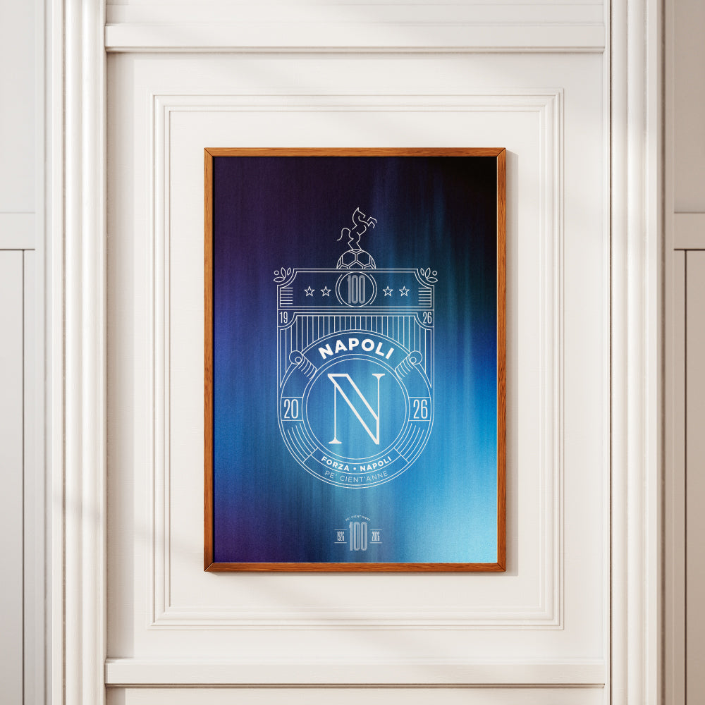 Poster artistico dedicato al Centenario del Calcio Napoli 1926 2026 con stemma celebrativo bianco su sfondo sfumato nelle tonalita dell azzurro e del blu  Design esclusivo Pil Pil ispirato ai 100 anni della storia del Napoli ideale come complemento d arredo e regalo per tifosi azzurri