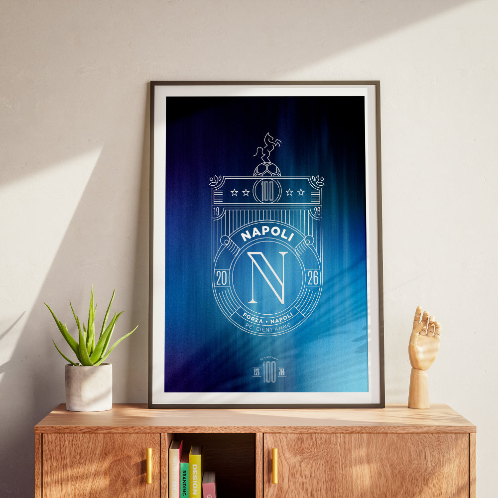 Poster artistico dedicato al Centenario del Calcio Napoli 1926 2026 con stemma celebrativo bianco su sfondo sfumato nelle tonalita dell azzurro e del blu  Design esclusivo Pil Pil ispirato ai 100 anni della storia del Napoli ideale come complemento d arredo e regalo per tifosi azzurri