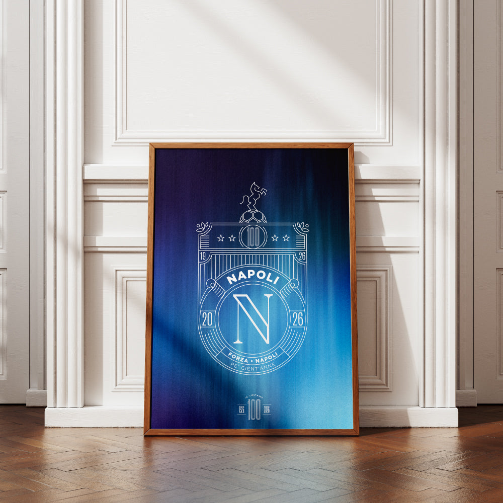 Poster artistico dedicato al Centenario del Calcio Napoli 1926 2026 con stemma celebrativo bianco su sfondo sfumato nelle tonalita dell azzurro e del blu  Design esclusivo Pil Pil ispirato ai 100 anni della storia del Napoli ideale come complemento d arredo e regalo per tifosi azzurri
