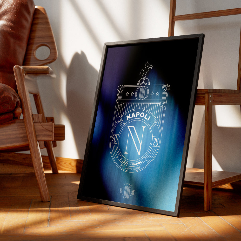 Poster artistico dedicato al Centenario del Calcio Napoli 1926 2026 con stemma celebrativo bianco su sfondo sfumato nelle tonalita dell azzurro e del blu  Design esclusivo Pil Pil ispirato ai 100 anni della storia del Napoli ideale come complemento d arredo e regalo per tifosi azzurri