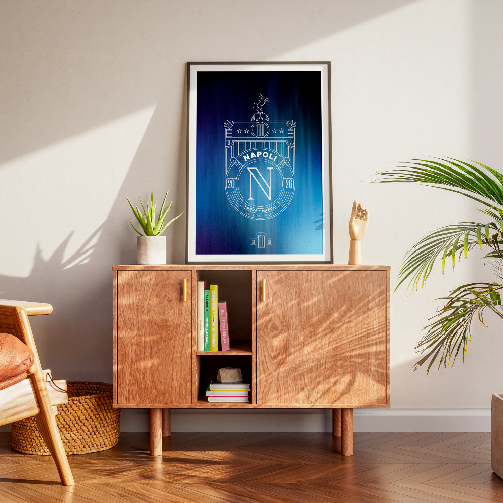 Poster artistico dedicato al Centenario del Calcio Napoli 1926 2026 con stemma celebrativo bianco su sfondo sfumato nelle tonalita dell azzurro e del blu  Design esclusivo Pil Pil ispirato ai 100 anni della storia del Napoli ideale come complemento d arredo e regalo per tifosi azzurri