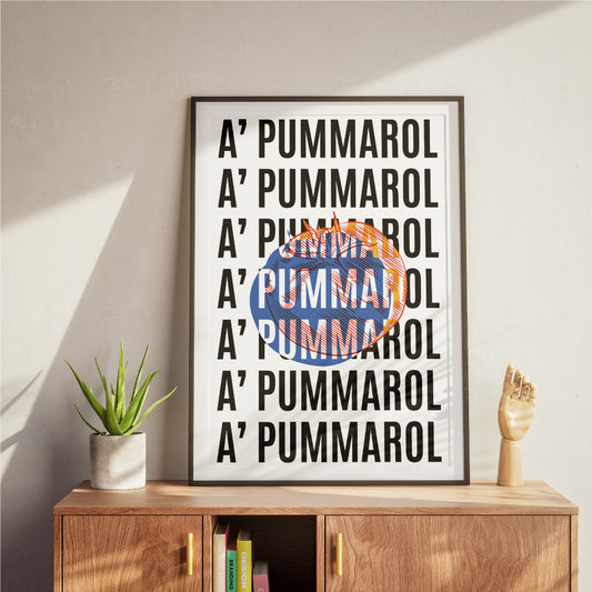 Poster tipografico moderno con scritta A Pummarol ripetuta in nero su sfondo bianco e illustrazione artistica di pomodoro stilizzato, ideale per cucina o arredo pop napoletano.