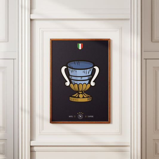 Poster Napoli Campione d’Italia 2023 con illustrazione di coppa ispirata al segno di coppe delle carte napoletane, design moderno azzurro e oro, ideale per tifosi e collezionisti SSC Napoli.
