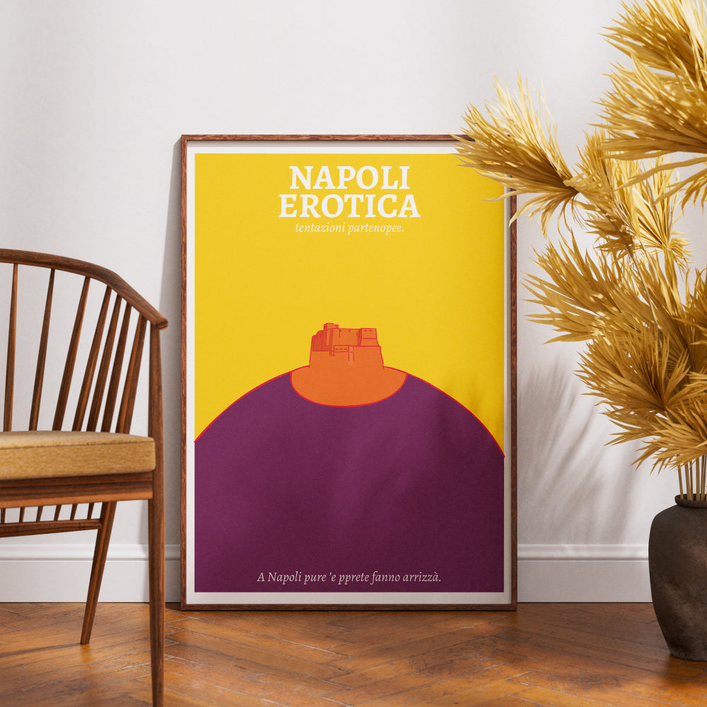 Poster Napoli Erotica dedicato a Castel dell Ovo reinterpretato in una composizione grafica ironica e sensuale nei colori giallo, arancio e viola, con il claim napoletano A Napoli pure ’e pprete fanno arrizzà  ispirato ai doppi sensi e alla cultura partenopea.