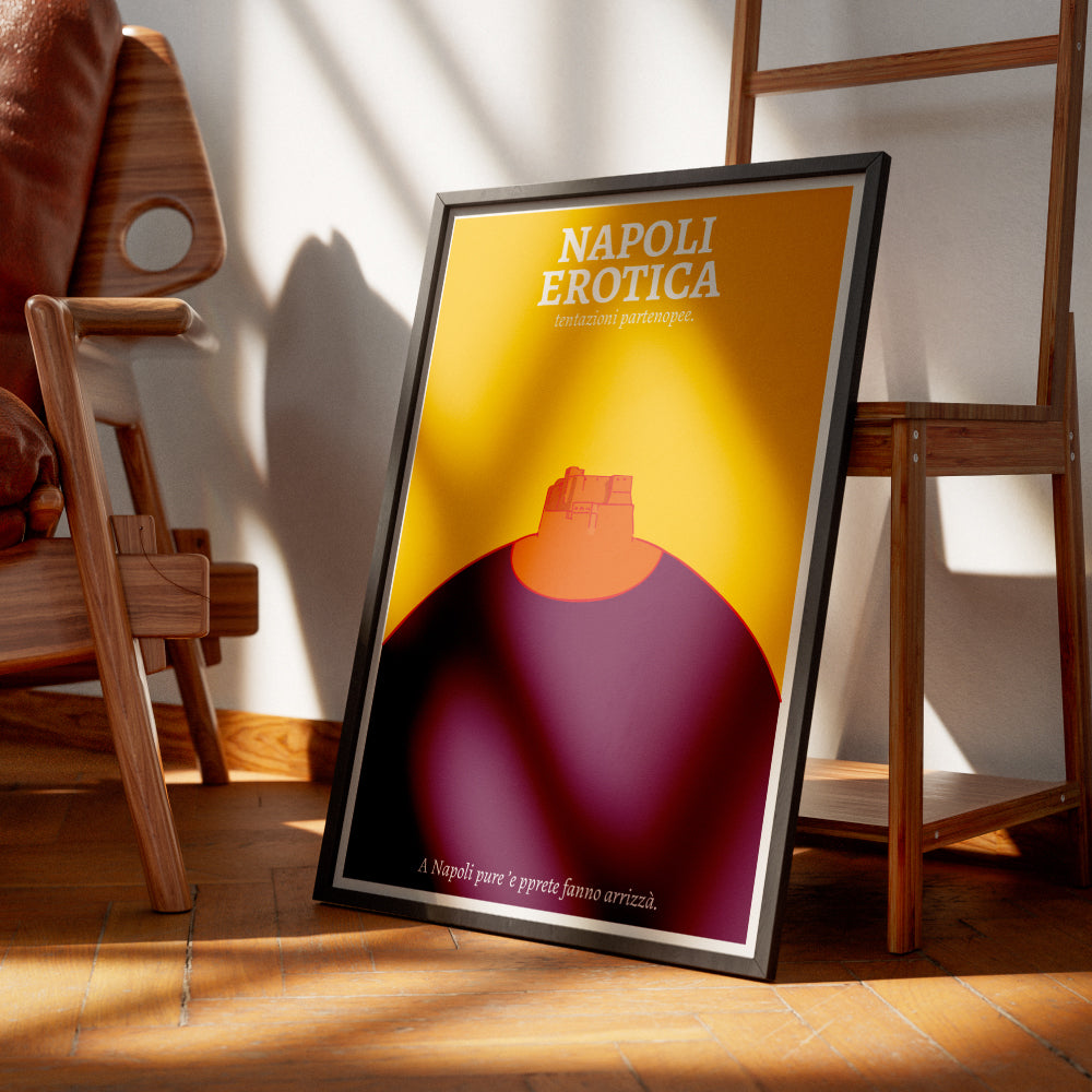 Poster Napoli Erotica dedicato a Castel dell Ovo reinterpretato in una composizione grafica ironica e sensuale nei colori giallo, arancio e viola, con il claim napoletano A Napoli pure ’e pprete fanno arrizzà  ispirato ai doppi sensi e alla cultura partenopea.