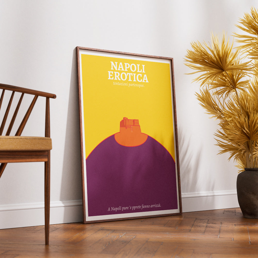 Poster Napoli Erotica dedicato a Castel dell Ovo reinterpretato in una composizione grafica ironica e sensuale nei colori giallo, arancio e viola, con il claim napoletano A Napoli pure ’e pprete fanno arrizzà  ispirato ai doppi sensi e alla cultura partenopea.