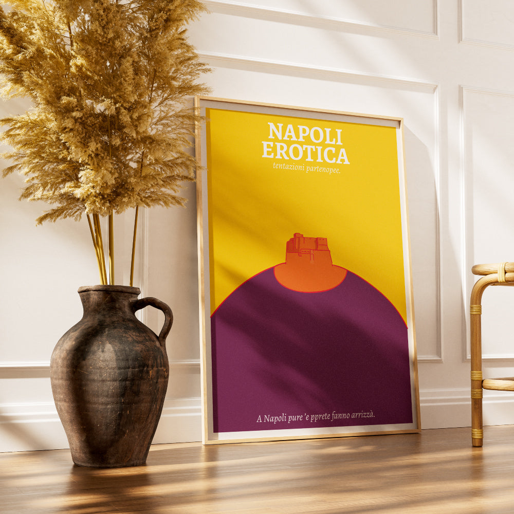Poster Napoli Erotica dedicato a Castel dell Ovo reinterpretato in una composizione grafica ironica e sensuale nei colori giallo, arancio e viola, con il claim napoletano A Napoli pure ’e pprete fanno arrizzà  ispirato ai doppi sensi e alla cultura partenopea.