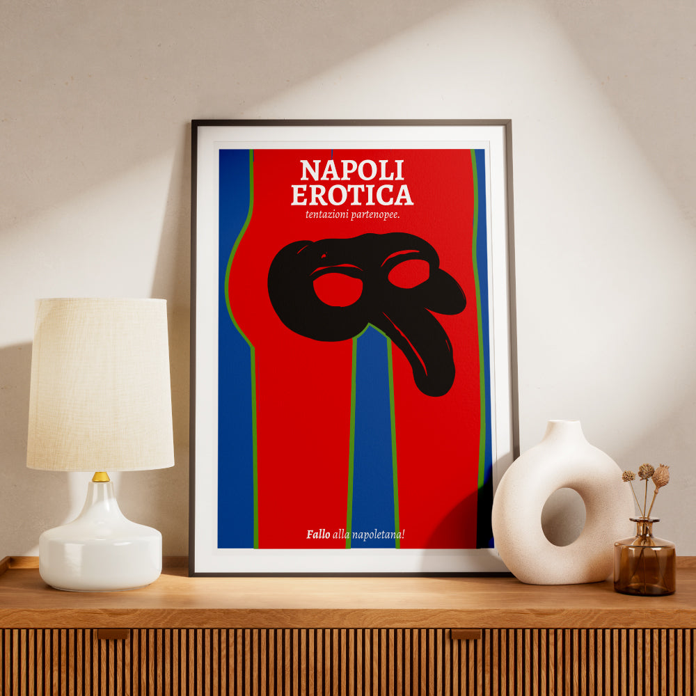 Poster Napoli Erotica dedicato a Pulcinella con maschera nera stilizzata su fondo rosso e claim Fallo alla napoletana illustrazione ironica e provocatoria ispirata alla cultura, ai doppi sensi e alla sensualità di Napoli.