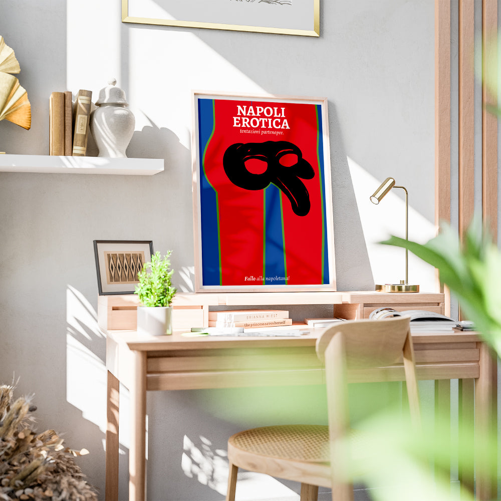 Poster Napoli Erotica dedicato a Pulcinella con maschera nera stilizzata su fondo rosso e claim Fallo alla napoletana illustrazione ironica e provocatoria ispirata alla cultura, ai doppi sensi e alla sensualità di Napoli.