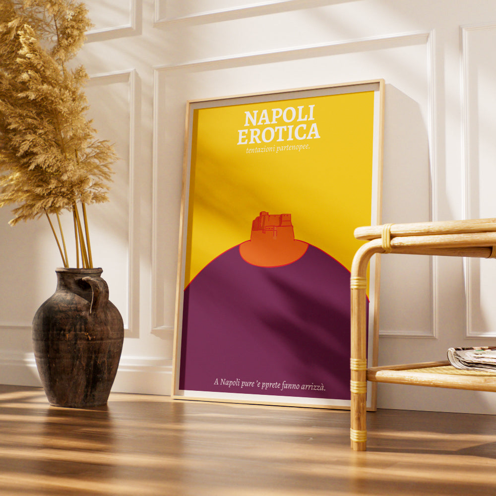 Poster Napoli Erotica dedicato a Castel dell Ovo reinterpretato in una composizione grafica ironica e sensuale nei colori giallo, arancio e viola, con il claim napoletano A Napoli pure ’e pprete fanno arrizzà  ispirato ai doppi sensi e alla cultura partenopea.