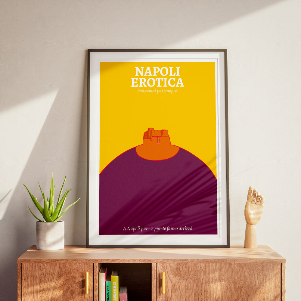 Poster Napoli Erotica dedicato a Castel dell Ovo reinterpretato in una composizione grafica ironica e sensuale nei colori giallo, arancio e viola, con il claim napoletano A Napoli pure ’e pprete fanno arrizzà  ispirato ai doppi sensi e alla cultura partenopea.