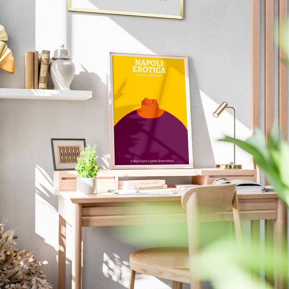Poster Napoli Erotica dedicato a Castel dell Ovo reinterpretato in una composizione grafica ironica e sensuale nei colori giallo, arancio e viola, con il claim napoletano A Napoli pure ’e pprete fanno arrizzà  ispirato ai doppi sensi e alla cultura partenopea.