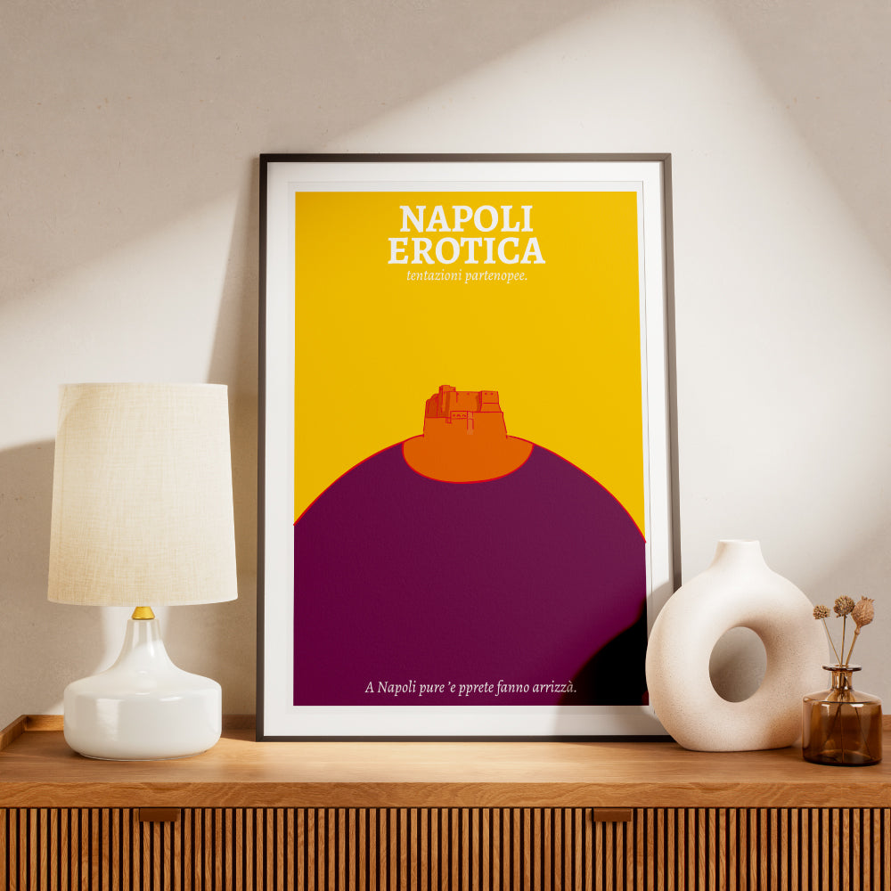 Poster Napoli Erotica dedicato a Castel dell Ovo reinterpretato in una composizione grafica ironica e sensuale nei colori giallo, arancio e viola, con il claim napoletano A Napoli pure ’e pprete fanno arrizzà  ispirato ai doppi sensi e alla cultura partenopea.