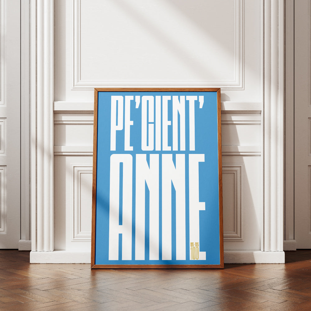 Poster minimalista Pe Cient Anne dedicato al Centenario del Calcio Napoli 1926 2026 con grande lettering bianco su sfondo azzurro che celebra i 100 anni di storia della squadra partenopea.