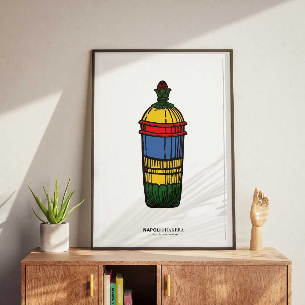 Poster artistico colorato ispirato alle carte napoletane Modiano con shaker stilizzato simbolo di Napoli come fusione di culture storia e passione mediterranea. Ideale per arredare case uffici cocktail bar e distillerie.