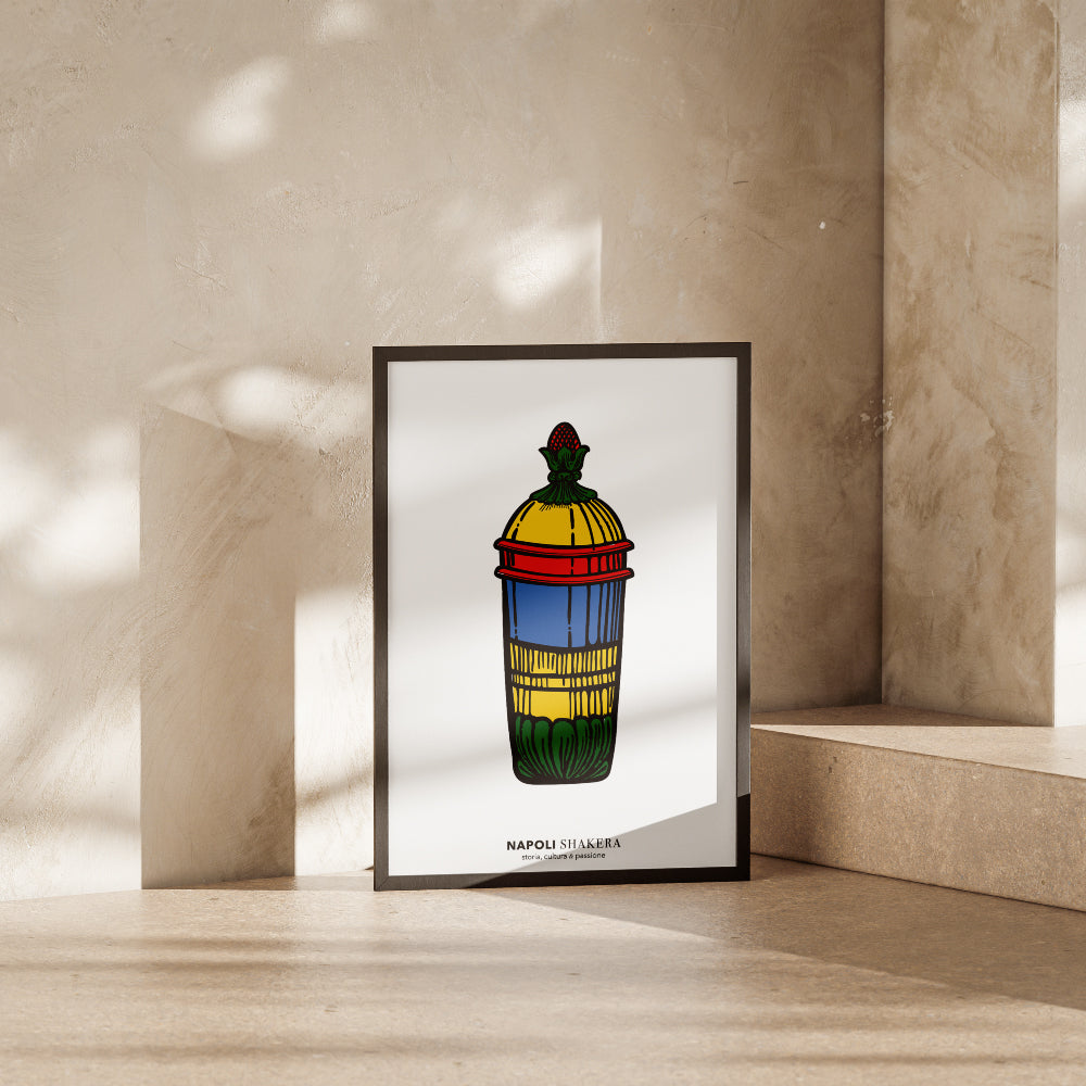 Poster artistico colorato ispirato alle carte napoletane Modiano, con shaker stilizzato simbolo di Napoli come fusione di culture, storia e passione mediterranea. Ideale per arredare case, uffici, cocktail bar e distillerie.