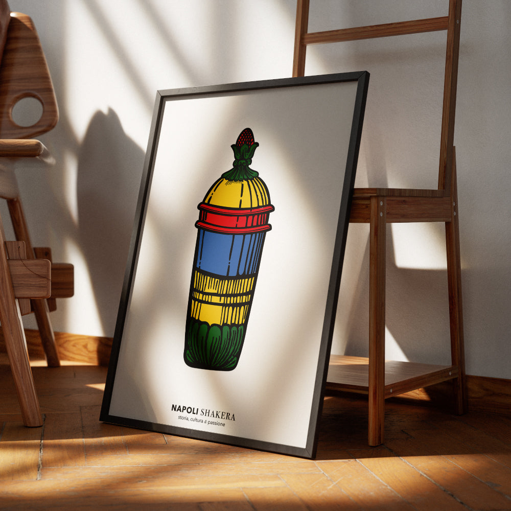 Poster artistico colorato ispirato alle carte napoletane Modiano, con shaker stilizzato simbolo di Napoli come fusione di culture, storia e passione mediterranea. Ideale per arredare case, uffici, cocktail bar e distillerie.