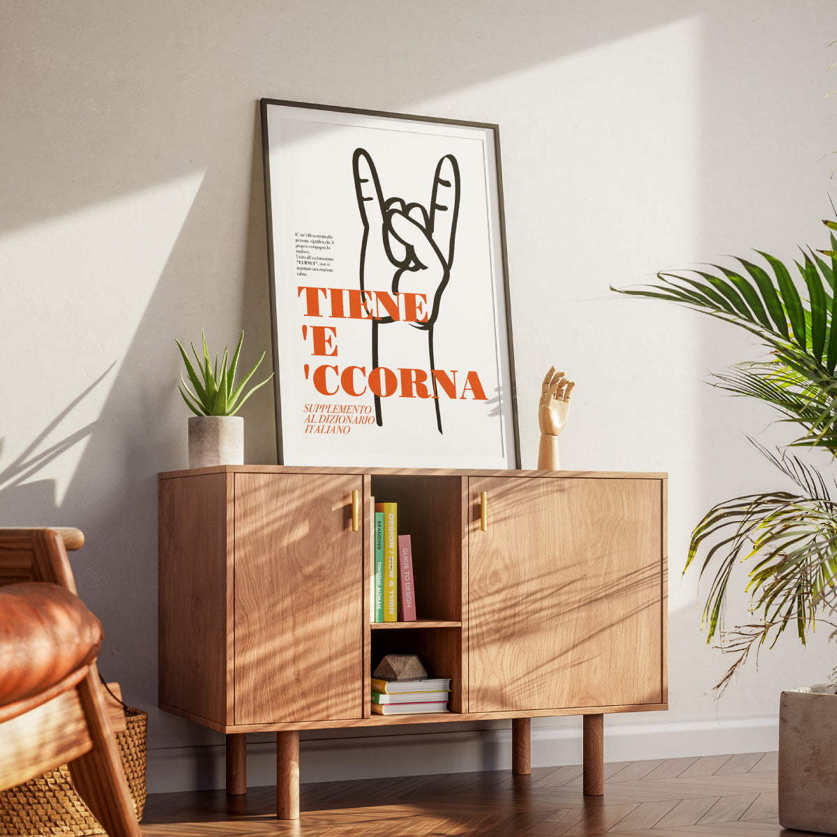 Stampa d’arredo contemporanea ispirata alla cultura napoletana, poster Tiene e ccorna minimal.