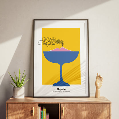 Poster grafico minimalista con calice blu che rappresenta il Vesuvio rosa che fuma, su sfondo giallo con scritta Napule eaddore e mare in basso.