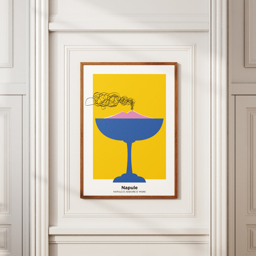 Poster grafico minimalista con calice blu che rappresenta il Vesuvio rosa che fuma, su sfondo giallo con scritta Napule eaddore e mare in basso.