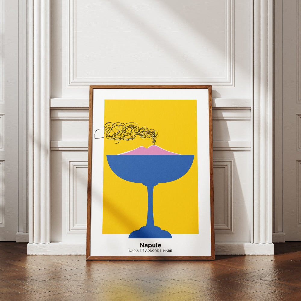 Poster grafico minimalista con calice blu che rappresenta il Vesuvio rosa che fuma, su sfondo giallo con scritta Napule eaddore e mare in basso.