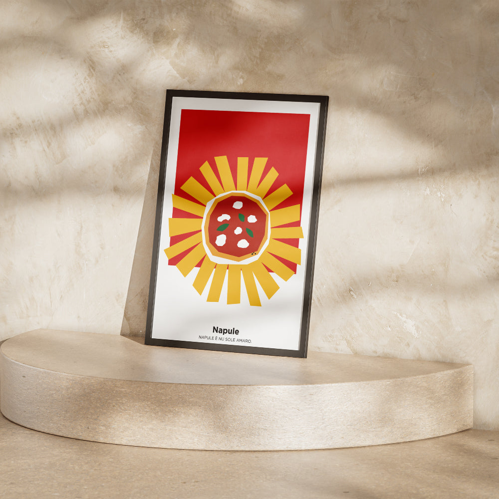 Poster grafico moderno con pizza Margherita stilizzata al centro di un sole giallo su sfondo rosso, con scritta Napule e nu sole amaro, ispirato alla cultura napoletana.