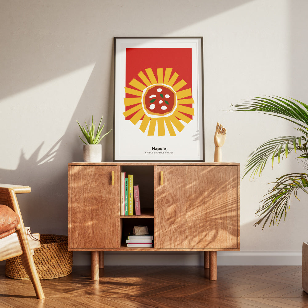 Poster grafico moderno con pizza Margherita stilizzata al centro di un sole giallo su sfondo rosso, con scritta Napule e nu sole amaro, ispirato alla cultura napoletana.