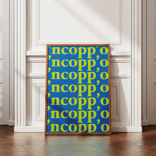 Poster tipografico napoletano con scritta ripetuta ncopp o in caratteri verde lime su sfondo blu, ispirato al gesto partenopeo stai ncopp o stomaco, parte di un set da 2 poster.