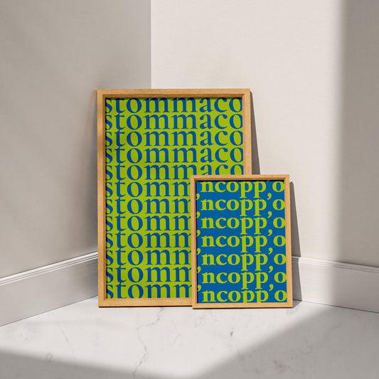 Poster tipografico napoletano con scritta ripetuta stommaco in caratteri blu su sfondo verde lime, parte del set con il manifesto ncopp o.