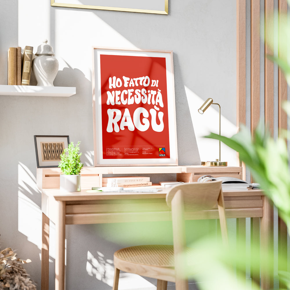 Poster tipografico creativo con frase ironica Ho fatto di necessita ragu in caratteri bianchi su sfondo rosso, ispirato alla cucina napoletana e al ragu tradizionale.