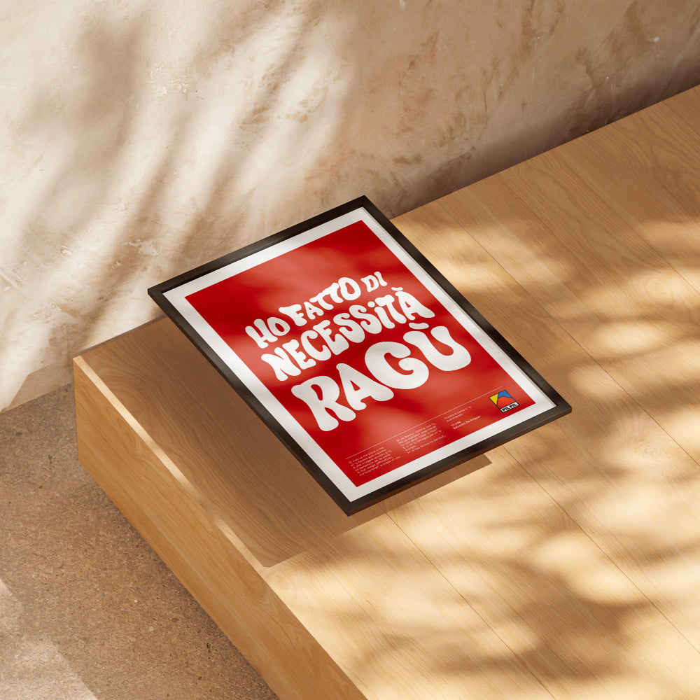 Poster tipografico creativo con frase ironica Ho fatto di necessita ragu in caratteri bianchi su sfondo rosso, ispirato alla cucina napoletana e al ragu tradizionale.