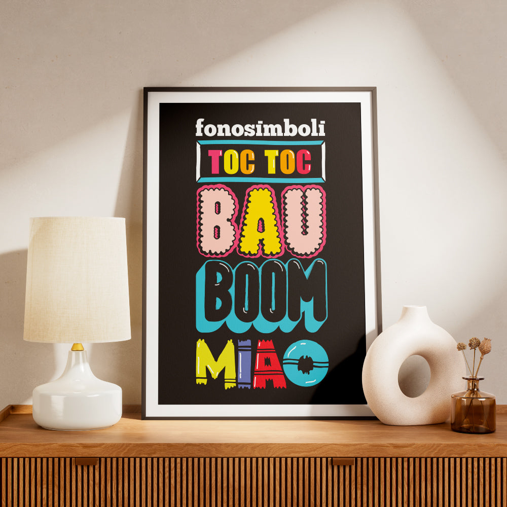 Poster tipografico illustrato con fonosimboli TOC TOC  BAU BOOM e MIAO in lettering colorato su sfondo nero design pop contemporaneo ideale per decorazione parete.
