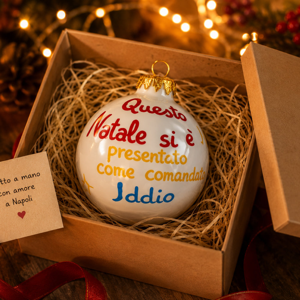 Palla di Natale artigianale dipinta a mano con frase “Questo Natale si è presentato come comanda Iddio”, ispirata a Natale in casa Cupiello
