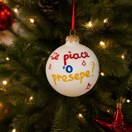 Palla di Natale “Te piace ’o presepe?” artigianale dipinta a mano a Napoli, ispirata a Natale in casa Cupiello e alla tradizione del presepe napoletano