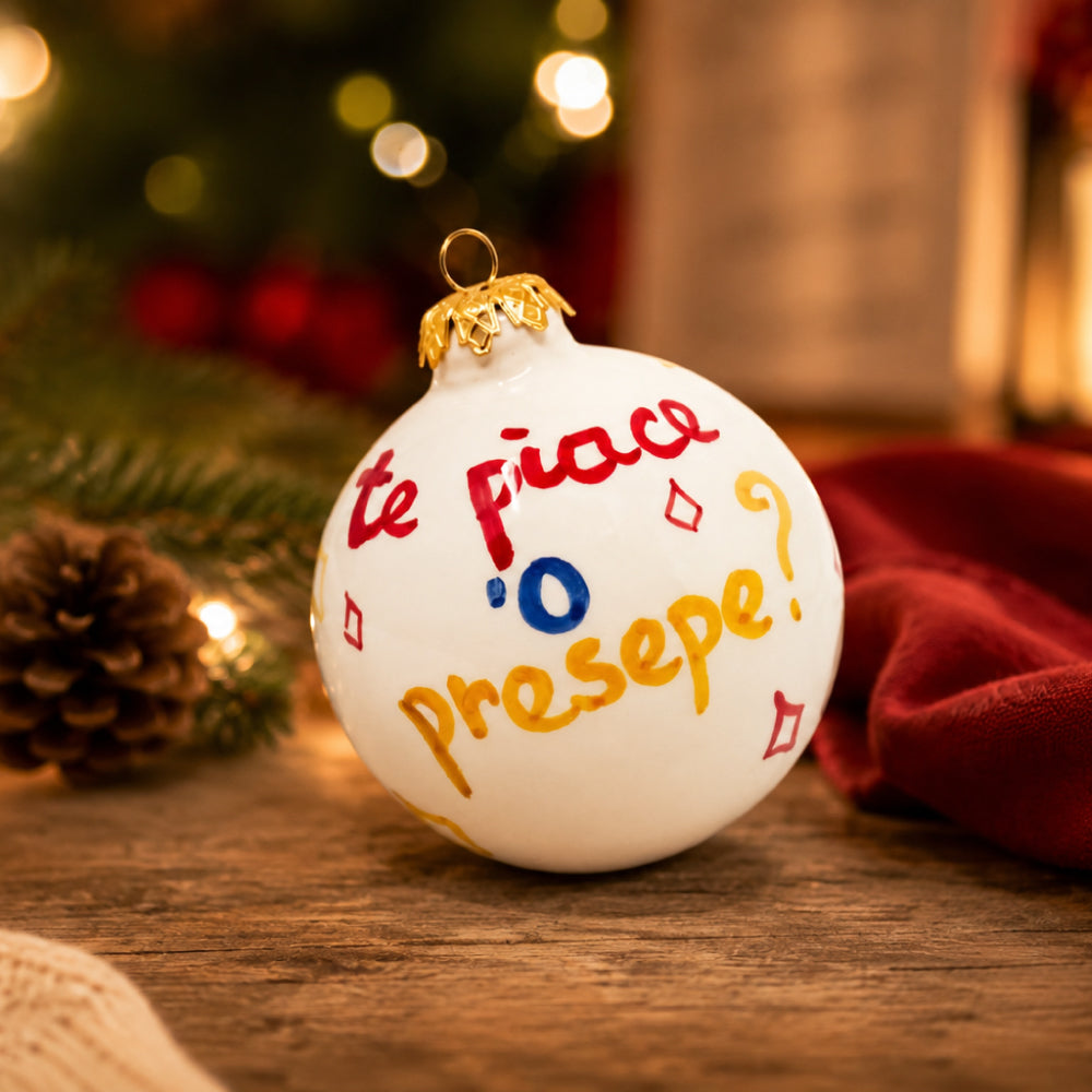 Palla di Natale “Te piace ’o presepe?” artigianale dipinta a mano a Napoli, ispirata a Natale in casa Cupiello e alla tradizione del presepe napoletano