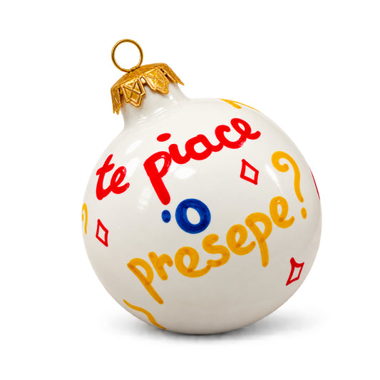 Palla di Natale “Te piace ’o presepe?” artigianale dipinta a mano a Napoli, ispirata a Natale in casa Cupiello e alla tradizione del presepe napoletano