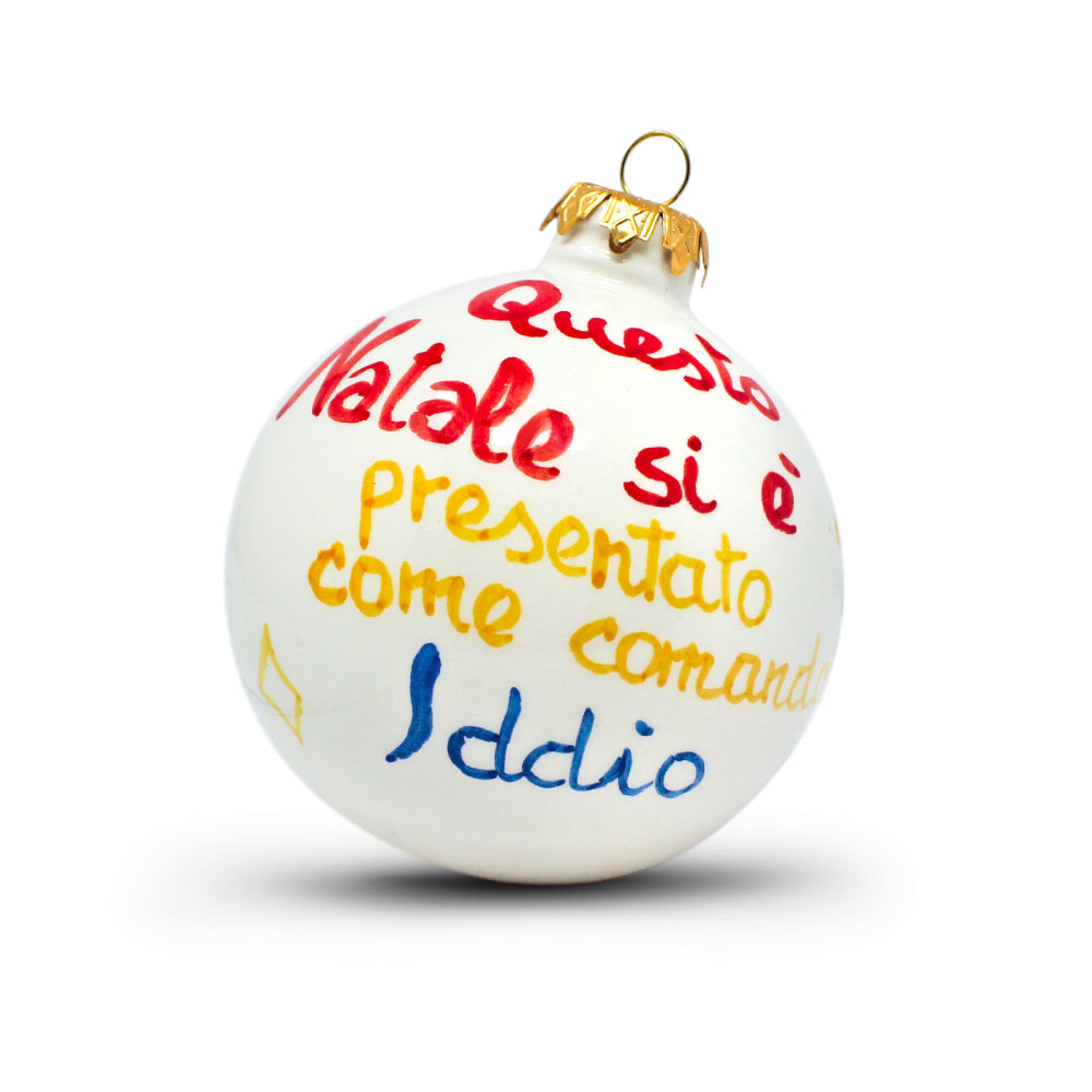 Palla di Natale artigianale dipinta a mano con frase “Questo Natale si è presentato come comanda Iddio”, ispirata a Natale in casa Cupiello
