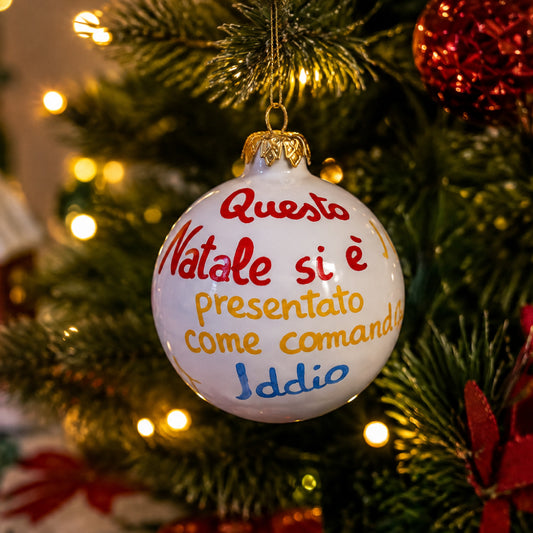 Palla di Natale artigianale dipinta a mano con frase “Questo Natale si è presentato come comanda Iddio”, ispirata a Natale in casa Cupiello