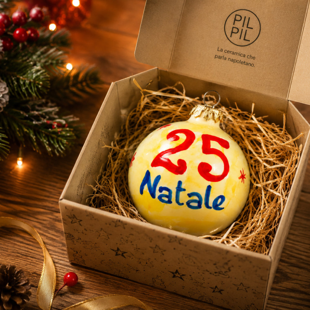 Palla di Natale “Te piace ’o presepe?” artigianale dipinta a mano a Napoli, ispirata a Natale in casa Cupiello e alla tradizione del presepe napoletano