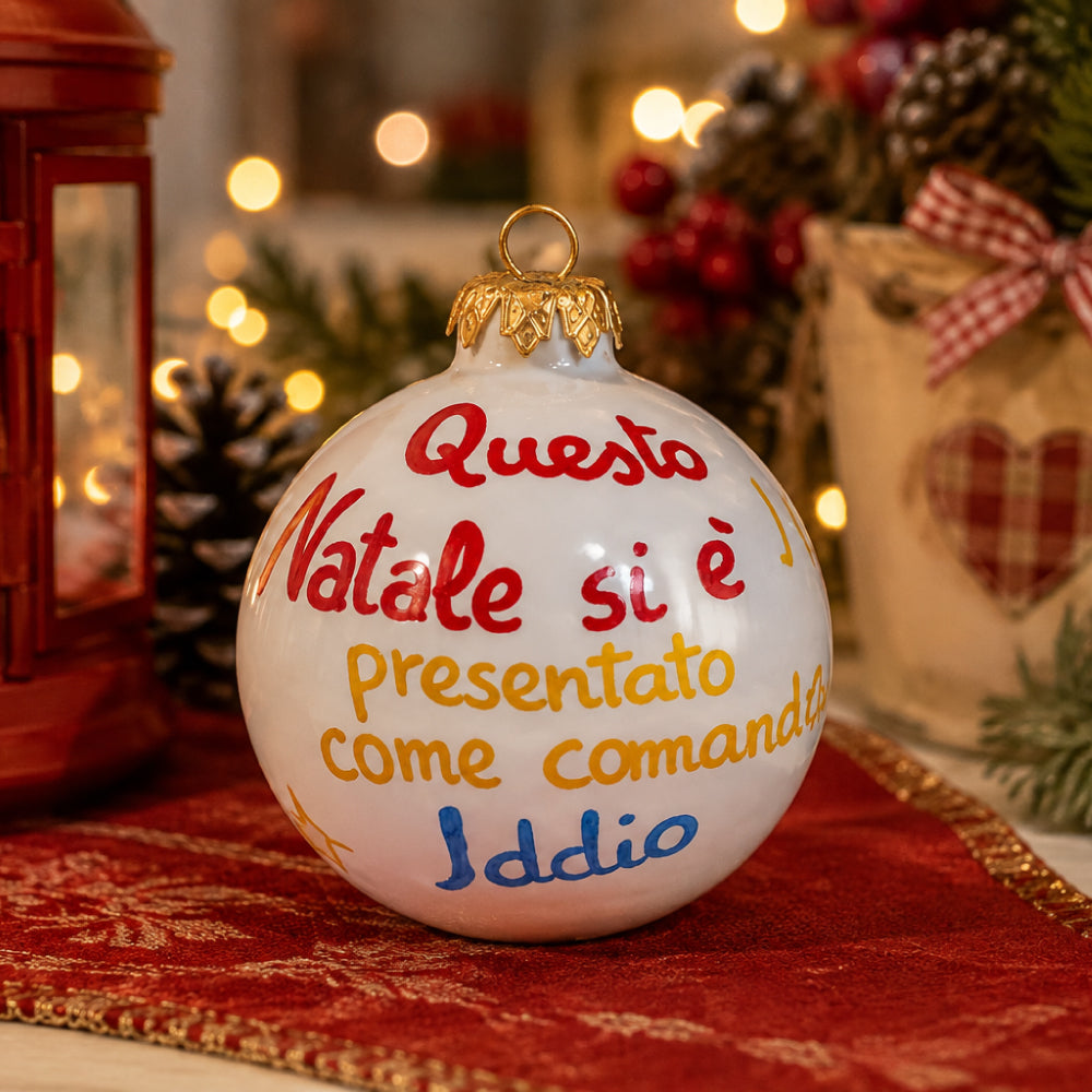 Palla di Natale artigianale dipinta a mano con frase “Questo Natale si è presentato come comanda Iddio”, ispirata a Natale in casa Cupiello