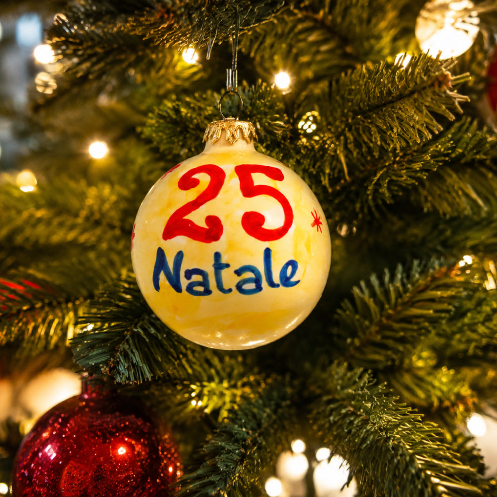 Palla di Natale “Te piace ’o presepe?” artigianale dipinta a mano a Napoli, ispirata a Natale in casa Cupiello e alla tradizione del presepe napoletano