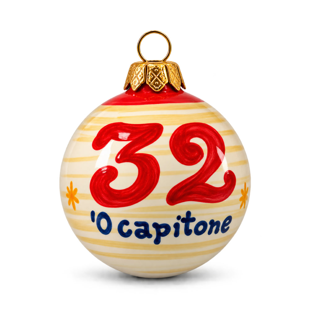 Palla di Natale napoletana 32 ’O Capitone, decorazione con numero rosso, scritta blu e dettagli dorati, ispirata alla Smorfia e alla Vigilia di Napoli.