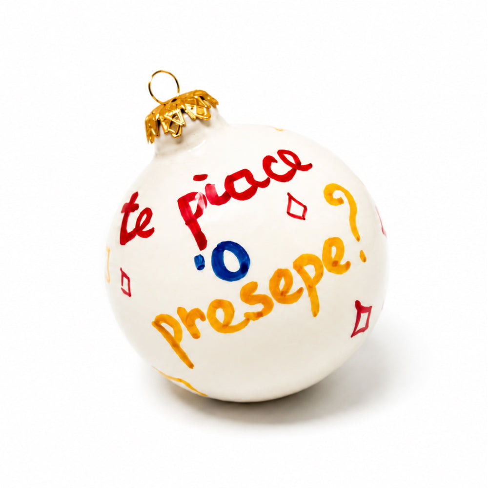 Palla di Natale “Te piace ’o presepe?” artigianale dipinta a mano a Napoli, ispirata a Natale in casa Cupiello e alla tradizione del presepe napoletano
